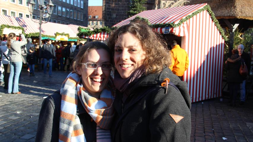 Monika (29) und Melanie (31, rechts) fänden etwas Schnee schon wünschenswert. "Von der Atmosphäre her ist das hier aber viel besinnlicher als auf den Weihnachtsmärkten in Nordrhein-Westfalen."