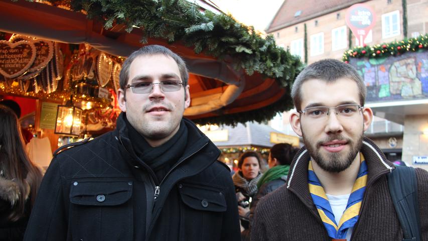 Die beiden Münchner Tobias (22) und Gereon (19, rechts) haben den Ausflug zum Christkindlesmarkt quasi als Dankeschön für ihr Engagement bei den Pfadfindern bekommen. Ihnen gefällt das "Urige" hier ganz besonders.
