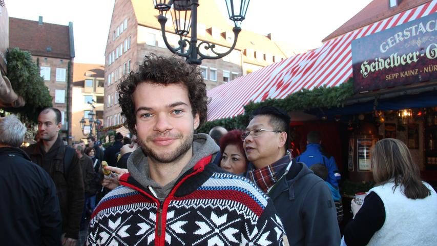 Alexander (22) aus Stuttgart ist zu Besuch bei seiner Schwester. Er nutzt die Gelegenheit, um sich "die Konkurrenz zum Stuttgarter Weihnachtsmarkt einmal genauer anzusehen." Auf den ersten Blick findet er die Stände beim Original nicht ganz so kitschig dekoriert wie in der Heimat.