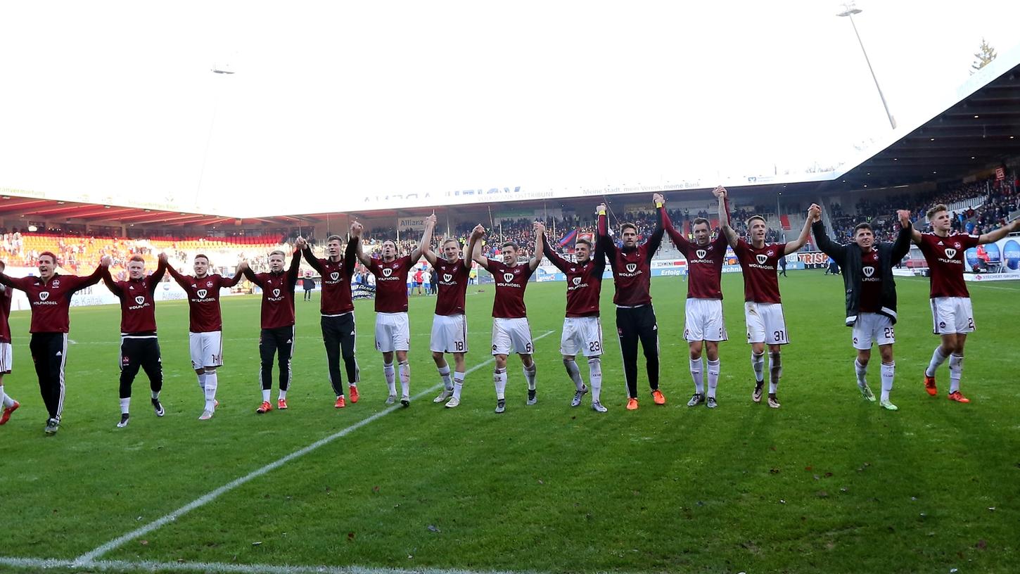 Hoch die Hände: Der 1. FC Nürnberg feiert einen erfreulichen Jahresausklang.