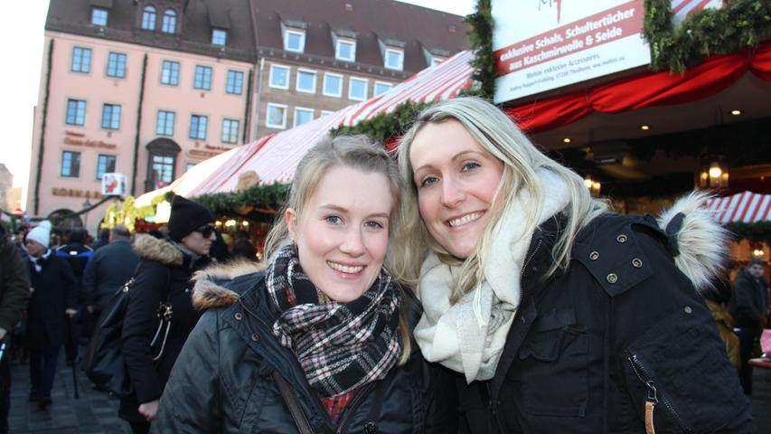 Linda (28, rechts) ist gerade zu Besuch bei ihrer Freundin Julia (25) in Bamberg. Da bot sich ein Besuch auf dem Markt der Märkte natürlich an. "Die Kulisse hier finden wir super. Das Wetter allerdings könnte etwas winterlicher sein."
