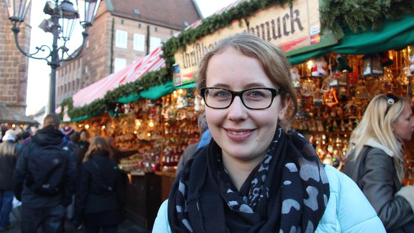 Anna (23) ist zu Besuch bei ihren Verwandten. Sie wollte schon immer einmal zum original Christkindlesmarkt. Nun aber ist sie ziemlich enttäuscht: "Außer Nürnberger Bratwürsten gibt es hier ja kaum etwas zu essen."