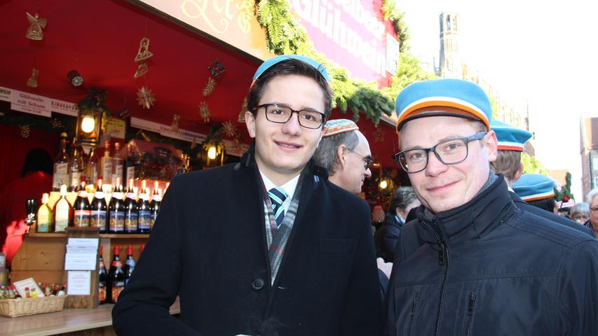 Tobias (20) und Benni (27, rechts) gehören einer Studentenverbindung aus München an, die gemeinsam mit anderen Studenten am Nachmittag den Thomasbummel begehen. Zuvor gibts einen Glühwein auf dem Christkindlesmarkt.