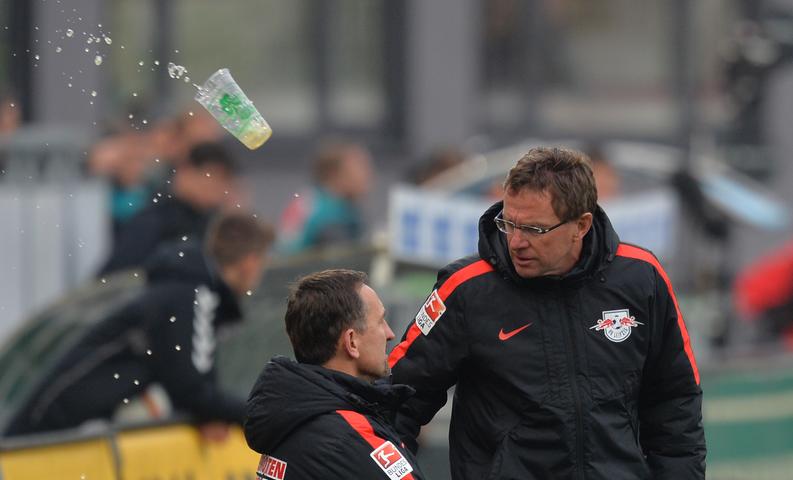 Im Heimspiel gegen RB Leipzig benahmen sich die Fürther Fans ordentlich daneben. Auf den Gästetrainer Ralf Ragnick wurde ein Bierbecher geworfen, die Gästetribüne war mit Öl getränkt.