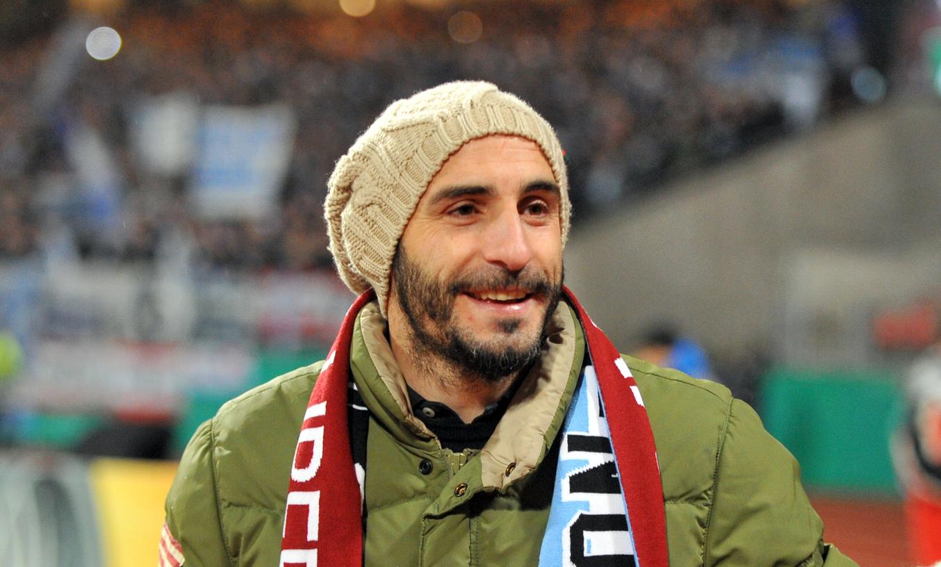 Abstecher nach Nürnberg: Javier Pinola ließ sich am Mittwoch noch von den Club-Fans feiern, auch in Argentinien hat er bereits eine große Fanbasis.