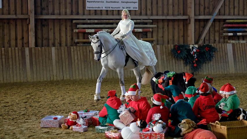 Quadrille im Kostüm: Traditionelles Weihnachtsreiten in Neumarkt