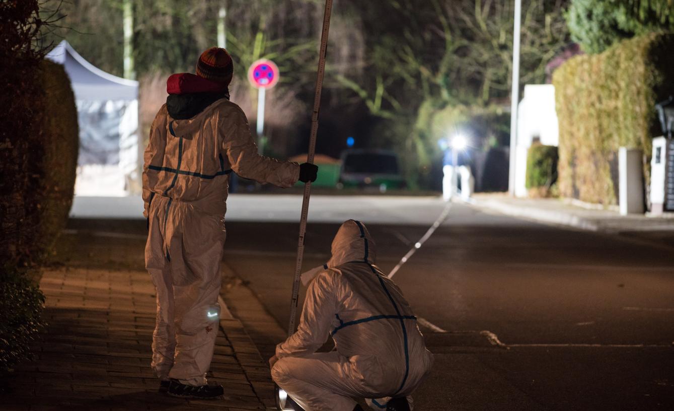 In Bayreuth wurden am Sonntagabend nach Schüssen drei Tote und ein Verletzter gefunden. In Bayreuth wurden am Sonntagabend nach Schüssen drei Tote und ein Verletzter gefunden.