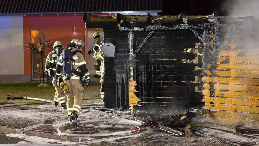 Nächtlicher Brand: Carport in Fürth-Unterfarrnbach in Flammen