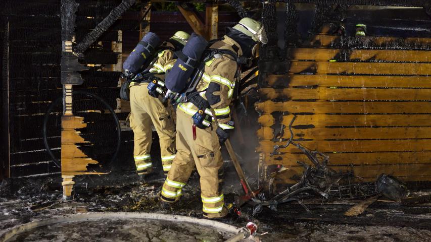 Nächtlicher Brand: Carport in Fürth-Unterfarrnbach in Flammen