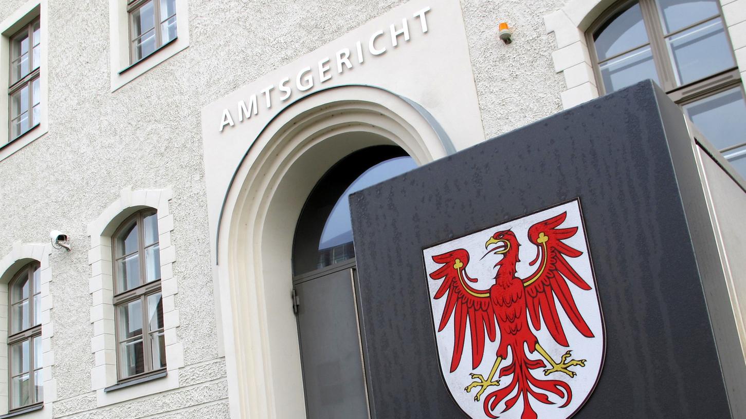 Vor dem Amtsgericht Oranienburg (Brandenburg) muss sich ein 27-Jähriger wegen eines Nazitattoos verantworten.
