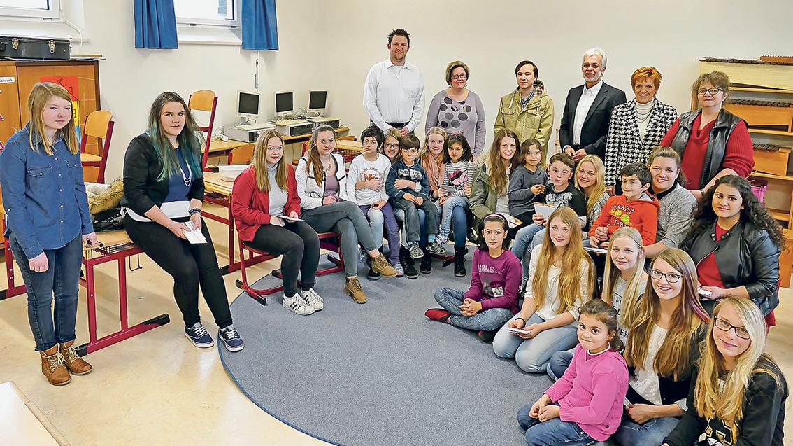 Im Bild die jugendlichen Helferinnen zusammen mit einem Teil ihrer Schützlinge. Für ihr Engagement wurden sie jetzt beschenkt, und zwar von Matthias Gründel von der Stadtverwaltung (hi.li.), von der Grundschul-Elternbeiratsvorsitzenden Petra Achatz (hi.2.v.li.) und von Anita Enser von der Stadtverwaltung (hi.re.). Hinten mit im Bild die Realschulleiterin der „Sene“, Angelika Gräbner (2.v.re.) sowie Grundschulleiter Herbert Brumm zusammen mit dem jungen Alex Hammel, der in der Stadt ein Soziales Jahr absolviert und in der Flüchtlingshilfe zu einem wichtigen Koordinator geworden ist. Im Bild die jugendlichen Helferinnen zusammen mit einem Teil ihrer Schützlinge. Für ihr Engagement wurden sie jetzt beschenkt, und zwar von Matthias Gründel von der Stadtverwaltung (hi.li.), von der Grundschul-Elternbeiratsvorsitzenden Petra Achatz (hi.2.v.li.) und von Anita Enser von der Stadtverwaltung (hi.re.). Hinten mit im Bild die Realschulleiterin der „Sene“, Angelika Gräbner (2.v.re.) sowie Grundschulleiter Herbert Brumm zusammen mit dem jungen Alex Hammel, der in der Stadt ein Soziales Jahr absolviert und in der Flüchtlingshilfe zu einem wichtigen Koordinator geworden ist.