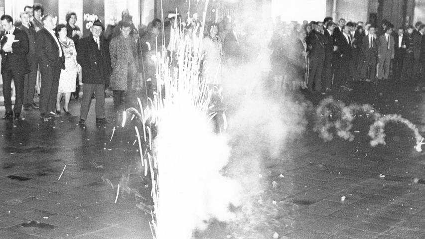 Dicht an die Mauern gedrängt, verfolgten die Gäste der vielen Lokale das Krachen der Feuerwerkskörper. Anschließend tanzte man ins neue Jahr. Hier geht es zum Artikel vom 3. Januar 1966: Frohgestimmt ins neue Jahr