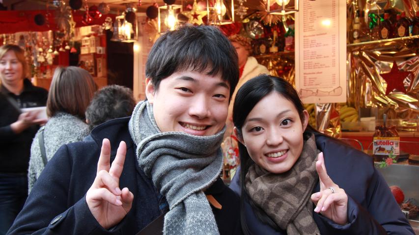 Asutaro Fukushima und Sakino Zaima sind frisch verheiratet und verbringen ihre Flitterwochen hier. Die Japaner haben gehört, dass der Christkindlesmarkt "der größte Weihnachtsmarkt der Welt" sei und wollten ihn unbedingt sehen. Dieses Jahr haben sie Glück, weil sie zehn Tage Urlaub haben. Normalerweise ist die freie Zeit in Japan kürzer und beginnt erst später.