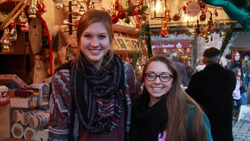 Victoria und Monica kommen aus dem Süden der USA. Auch sie sind zum ersten Mal hier. Sie finden den Christkindlesmarkt "anders und interessant". Am meisten gefallen ihnen Lebkuchen, Bratwurst und Christbaumschmuck.