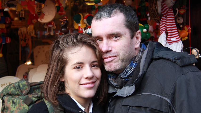 Natalie Kink ist mit ihrem Vater Andreas unterwegs. Die zwei kommen aus Neustadt bei Weiden in der Oberpfalz. Natalie findet den Nürnberger Weihnachtsmarkt "schnuckelig und süß". Sie kauft hier gerne Weihnachtsgeschenke und Meerrettich.