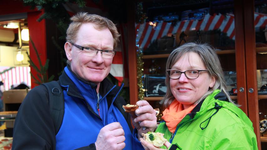 Frank und Kerstin Hähnel kommen aus Zwönitz im Erzgebirge. Sie sind "gerade dabei zu erkunden, was anders als in Sachsen ist". Die Märkte im Erzgebirge finden sie traditioneller. Gefallen finden sie aber auch am Nürnberger Christkindlesmarkt.