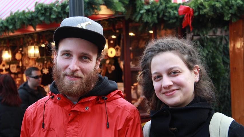 Domenik und Corina kommen ursprünglich aus der Region, wohnen jetzt aber in Bonn. Einmal im Jahr sollte der Christkindlesmarkt-Besuch trotzdem drin sein. Sie mögen vor allem das typische Essen und Trinken. "Glühwein und Drei im Weggla" kommen bei ihnen besonders gut an.