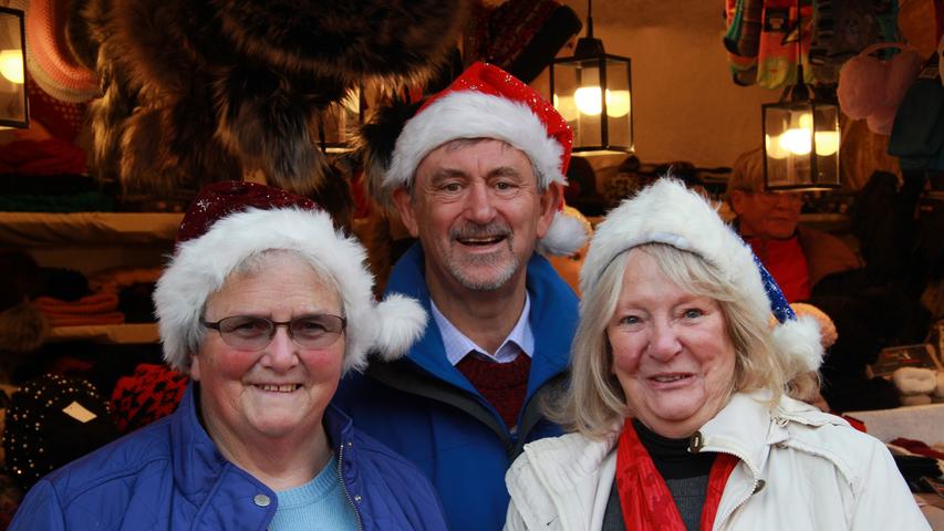 Roger und Rosie Guest (rechts) kommen aus der Grafschaft Sussex in England. Sie waren schon öfter hier und haben diesmal ihre Freundin Blanche mitgebracht. Sie soll sehen "wie wundervoll" es hier ist. Außerdem sind sie ständig versucht, etwas zu kaufen. Zum Beispiel Weihnachtsmützen.
