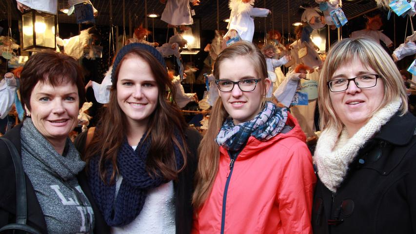 Andrea, Danya, Claudia und Jana wohnen in Namibia und kommen alle zwei Jahre nach Deutschland. Den Nürnberger Christkindlesmarkt sehen sie heute aber zum ersten Mal. Nur das Christkind haben sie schon öfter im Fernsehen gesehen. Ärgerlich finden sie, dass es nicht schneit.