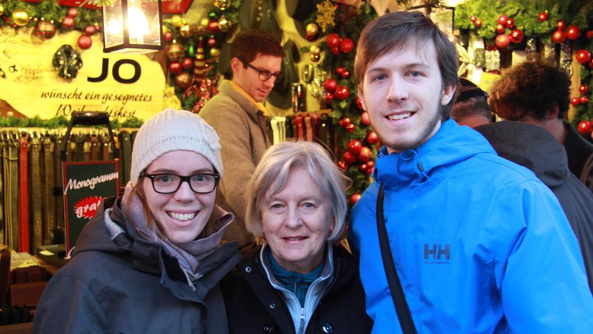 Julian (rechts) verbringt an der Technischen Universität in München gerade ein Auslandssemester. Seine deutschen Freunde haben ihm gesagt, dass der Nürnberger Weihnachtsmarkt der beste ist. Deshalb hat er gleich seine Familie mitgebracht: Schwester Erica und Oma Sisi. Was ihm hier gefällt? "Alles."