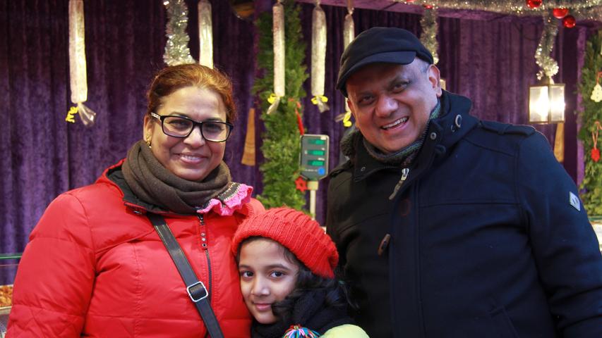 Neelu und Devanshi Singh und Papa Alok Kumar kommen aus der Nähe von Neu-Delhi in Indien. Sie waren zwar schon öfter in Deutschland, sind aber zum ersten Mal auf dem Christkindlesmarkt. Den Eltern gefällt die Kombination von Moderne und Tradition. Außerdem mögen sie, dass der volle Weihnachtsmarkt trotzdem "organisiert ist und System hat". Da müssen sie sich keine Sorgen machen, dass ihre Tochter Devanshi verloren geht.