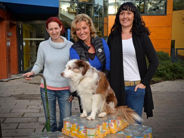 Tanja Schnabel und Dagmar Wöhrl (von links) freuen sich über eine Futterspende von Diana Bartl (rechts) und ihrem Hund.