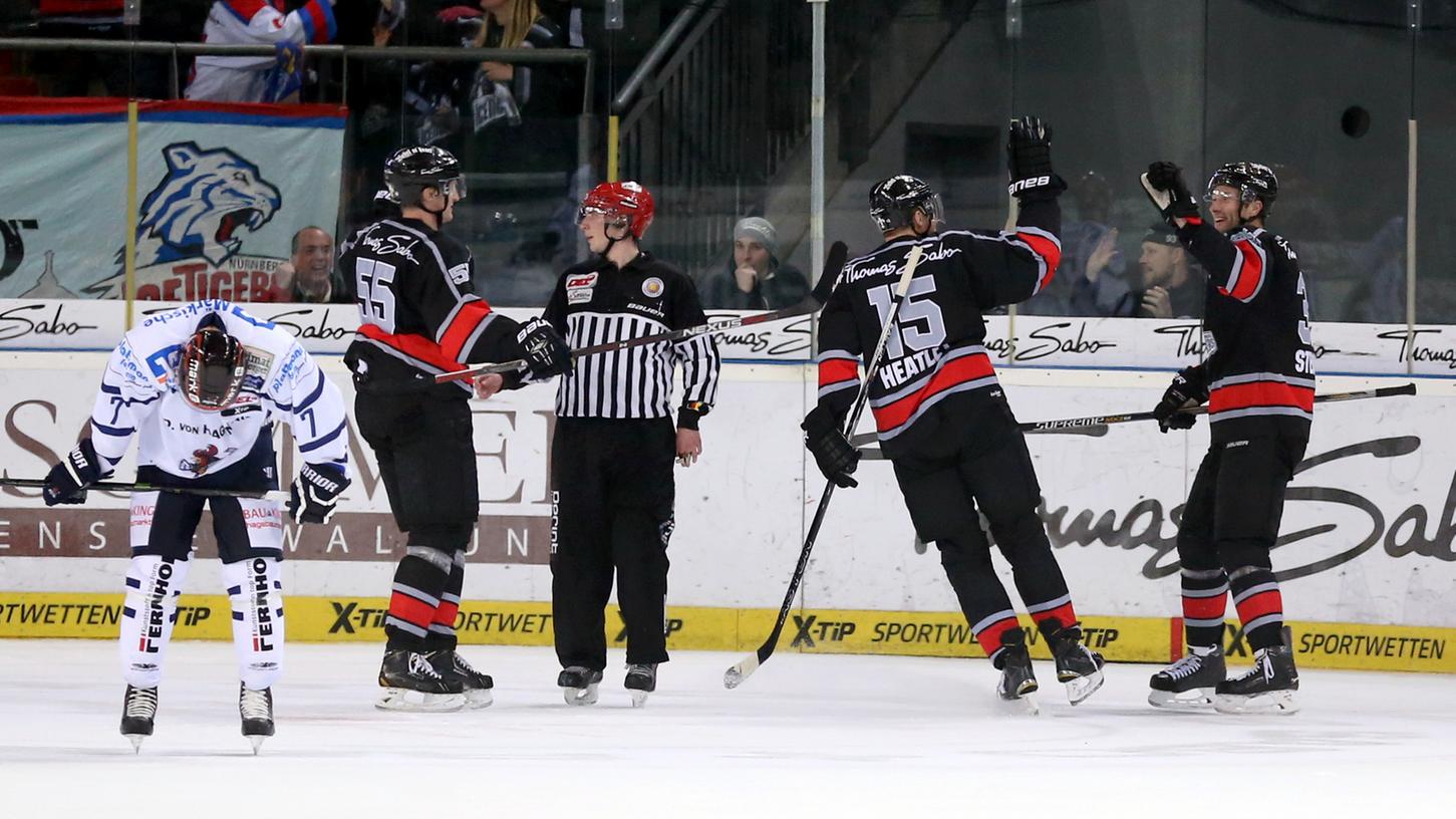 Ein Bild mit Symbolcharakter: Die Ice Tigers feiern, während die weißgekleideten Roosters am Boden zerstört sind. Ein Bild mit Symbolcharakter: Die Ice Tigers feiern, während die weißgekleideten Roosters am Boden zerstört sind.