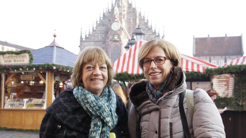 Bea (59, links) und Wilma (58) kommen aus den Niederlanden und bleiben eine Woche lang in Bayern. Besonders beeindruckt sind die Schwestern von den handgefertigten Sachen, die es auf dem Christkindlesmarkt zu kaufen gibt. Ein kleines Souvenir haben die beiden auch schon ergattert.