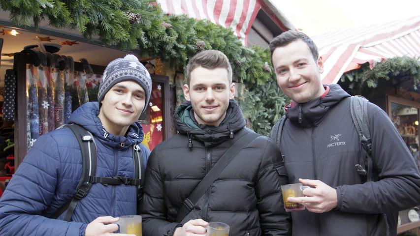 Lorenz Grauvogel (18, von links), Stefan Heß (20) und Johannes Höhn (20) genossen in der Schule noch ein deftiges Weißwurstfrühstück, bevor es auf den Christkindlesmarkt ging. Weihnachtsstress kennt das Trio nicht: "Geschenke werden morgen gekauft", ist das Credo der Drei.