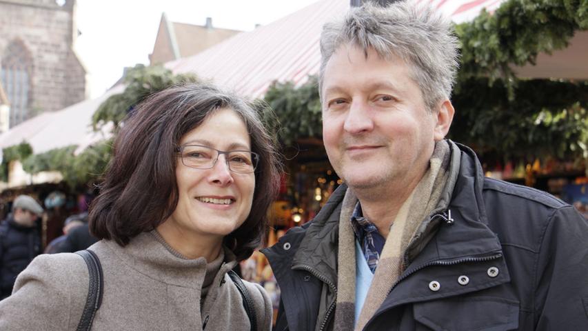 Karin und Bernhard Walcherberger (beide 54) kommen aus Steyr in Österreich und wollen die Feiertage in der Weihnachtsstadt Nürnberg verbringen. Den beiden gefällt es in Franken sehr gut: "Die Leute sind alle sehr freundlich und das mittelalterliche Ambiente der Stadt ist wirklich beeindruckend."
