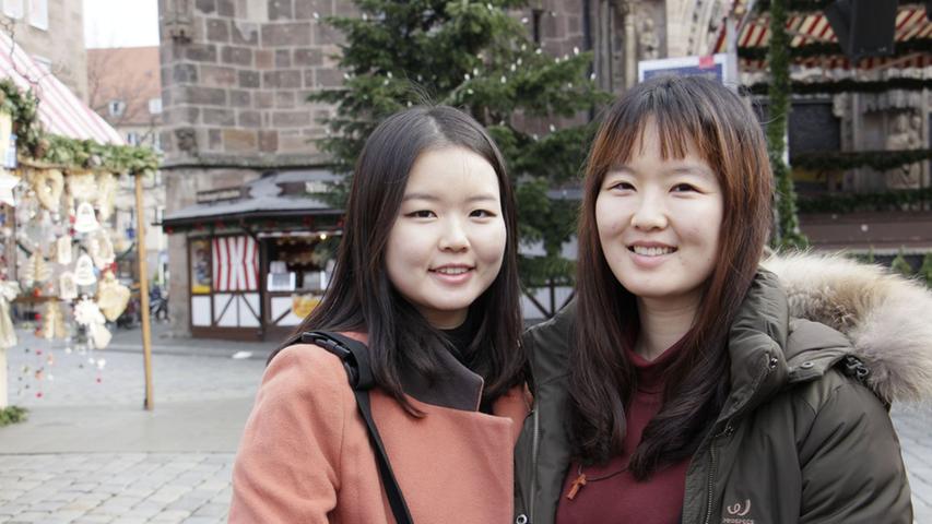 Nahyun (25) und Nara (29) Park sind aus Südkorea nach Deutschland geflogen, um das Ambiente am Nürnberger Christkindlesmarkt zu erleben. Die beiden Schwestern verbringen die Weihnachtsfeiertage hier und reisen erst danach wieder in ihre Heimat zurück. Nürnberg beschreiben die Zwei in einem Wort: "Amazing!"