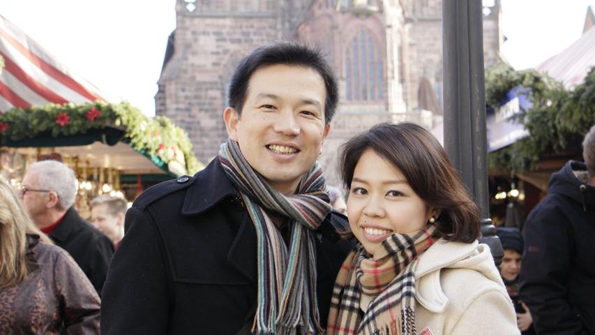 Eine weite Anreise hatten Masa (38, links) und Aiko (27) aus Tokio in Japan. Das Paar liebt die schön dekorierten Buden am Christkindlesmarkt und die historische Architektur der Stadt. Den Schnee vermissen die beiden in Deutschland nicht: "Zu Hause haben wir genug davon."