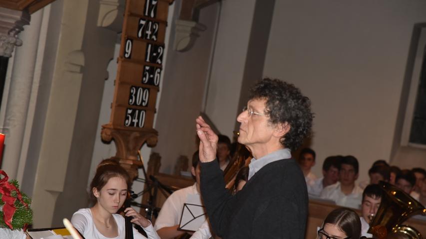 Die Solisten haben den Weihnachtskonzert des Ehrenbürg-Gymnasiums-Forchheim 2015 ihren Stempel aufgedrückt. Das Publikum verließ die Johanniskirche festlich gestimmt. Ingbert Geiling dirigierte den Unterstufenchor und sprang auch für Carola Wagenführ, die erkrankte Dirigentin des gemischten Chores, ein.