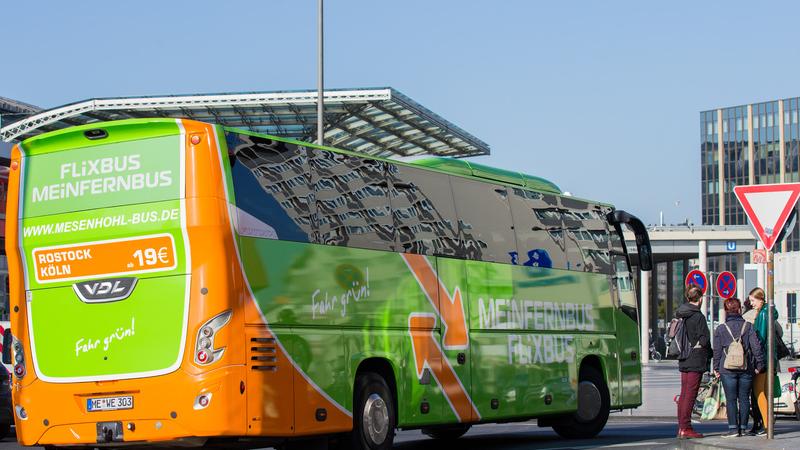 Die Fahrt vom Rheinland nach Berlin kann dauern. Baustellen und Staus gibt es fast immer. Die Passagiere eines Fernbusses hatten jedoch ein ganz besonderes Erlebnis.