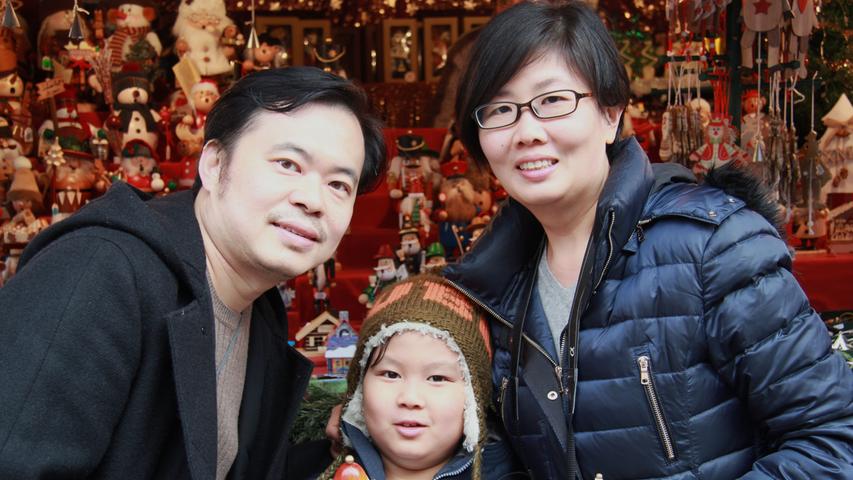 Ebenfalls zum ersten Mal auf dem Christkindlesmarkt sind Terence und Christine Low mit ihrem Sohn Yixuan. Sie kommen aus Singapur. Terence findet den Markt "sehr lebendig" und mag die freundlichen Leute.