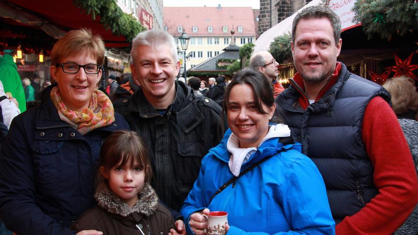 Petra und Andreas (links) und ihre Freunde Nicole und Wolfgang mit Tochter Ida-Anna kommen alle aus Franken. Sie kommen jedes Jahr am 24. Dezember hierher. Andreas gefällt vor allem "die fränkische Gemütlichkeit".