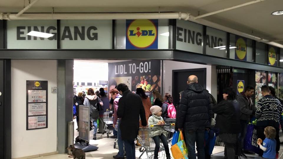 Großer Andrang beim Lidl im Nürnberger Hauptbahnhof: Die Filiale musste wegen Überfüllung zwischenzeitlich gesperrt werden.