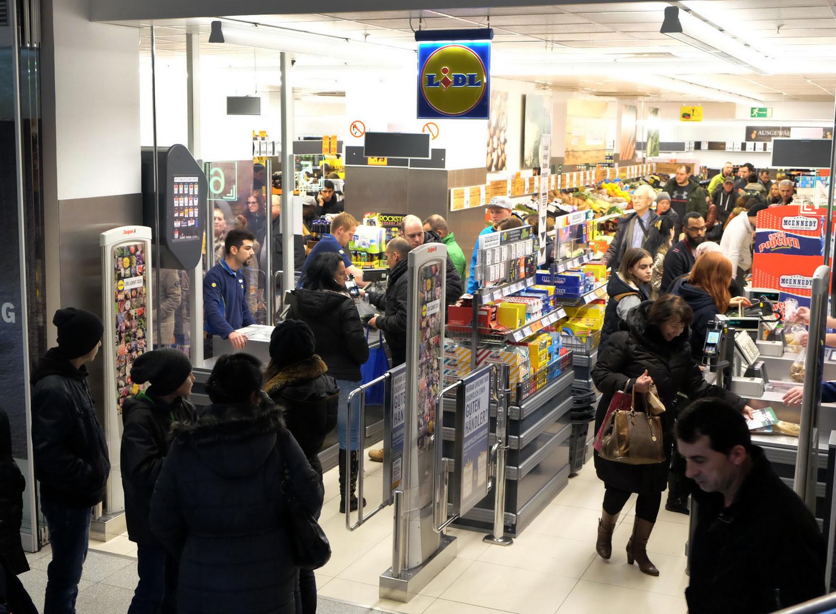 Großer Andrang bei Lidl im Nürnberger Hauptbahnhof Nordbayern