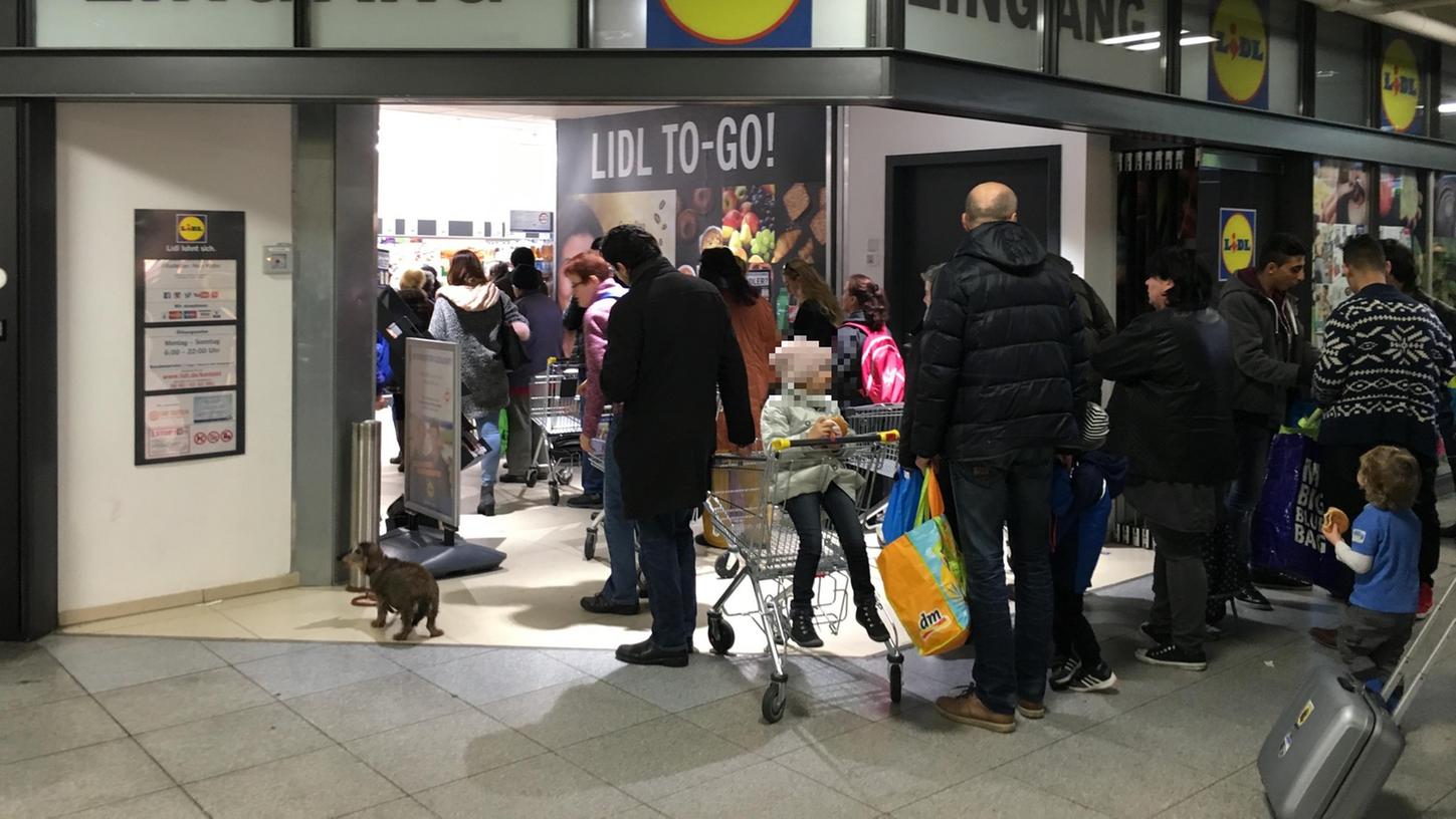 An den Feiertagen bilden sich bei Lidl am Hauptbahnhof oft lange Schlangen. (Archivfoto)