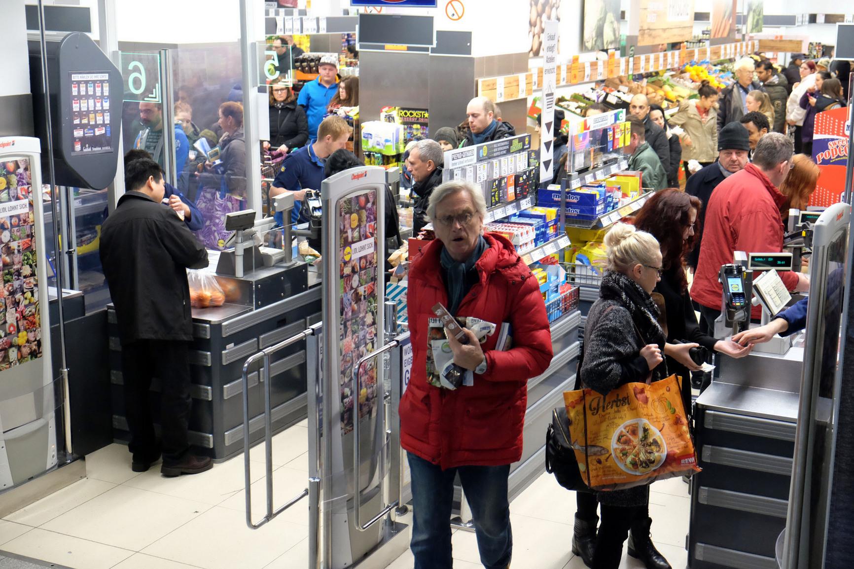 Großer Andrang bei Lidl im Nürnberger Hauptbahnhof Nordbayern