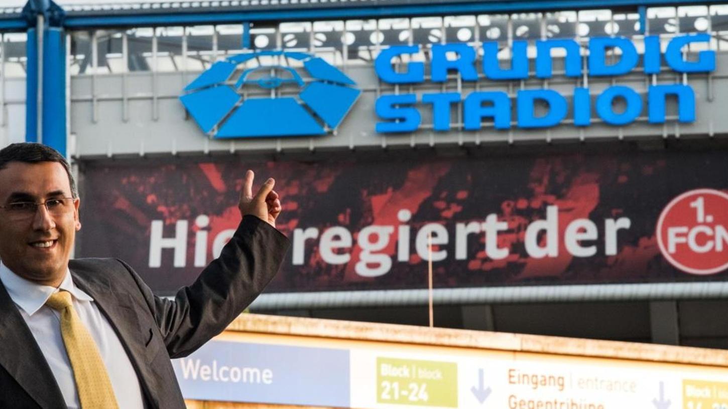 Grundig-Chef Murat Şahin vor dem Schriftzug seiner Firma. Das Namenssponsoring für das Stadion wurde um ein halbes Jahr verlängert.