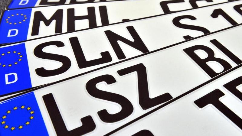 Diese Kürzel kennt kaum jemand: Das sind ehemalige Autokennzeichen der Thüringer Städte Schmölln, Bad Lobenstein, Bad Langensalza und Zeulenroda-Triebes. Ganz so schwer wird es im Quiz aber nicht. Diese Kürzel kennt kaum jemand: Das sind ehemalige Autokennzeichen der Thüringer Städte Schmölln, Bad Lobenstein, Bad Langensalza und Zeulenroda-Triebes. Ganz so schwer wird es im Quiz aber nicht.