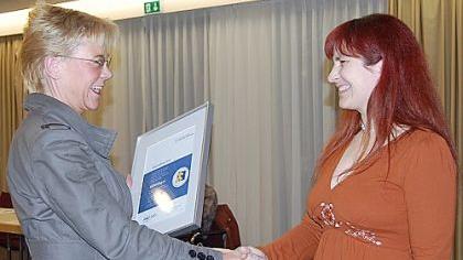 Das Gütesiegel für die Bürgerstiftung Fürth überreichte Kuratorin Marie-Luise Stoll-Steffan (links) an die Vorsitzende Kathrin Kimmich.