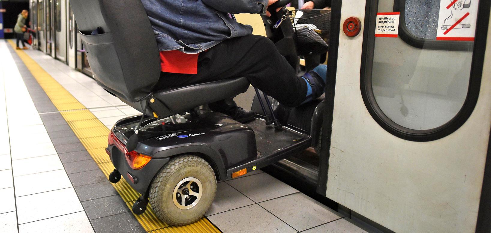 Auch einige Bus- und Tramnutzer sind auf einen E-Scooter angewiesen.