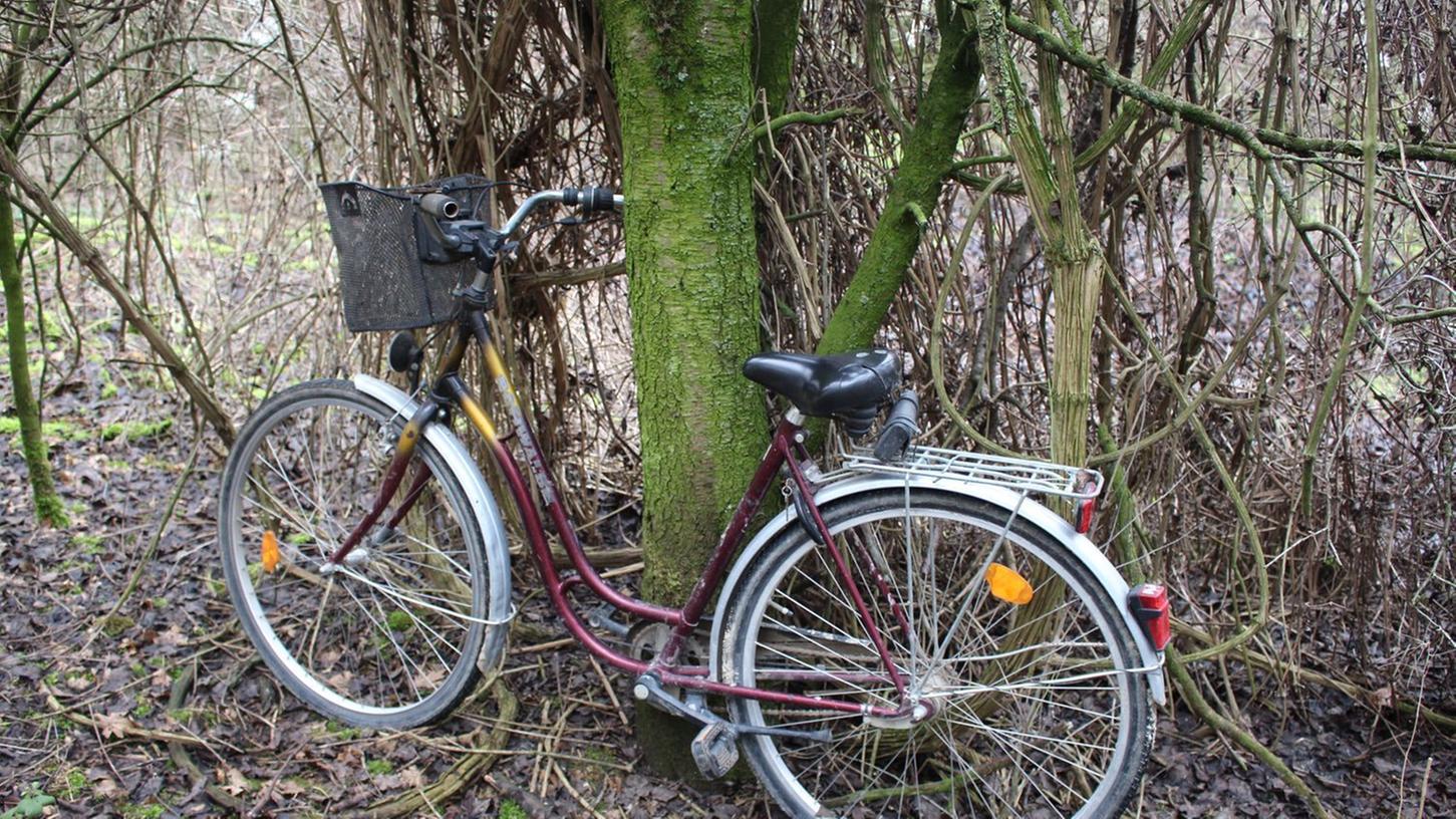 Unterfranken: Jäger entdeckt Leichnam im Wald