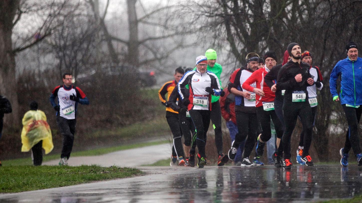 Nieselregen? Hält die Läufer nicht ab. Auch der 13. Silvesterlauf in Nürnberg war ein Erfolg für die Organisatoren.