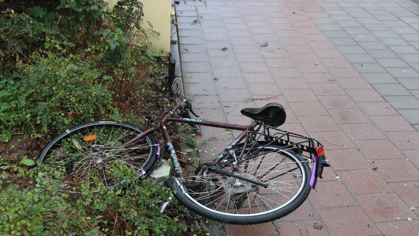 Hierbei erlitt ein 61-Jähriger, der ein Fahrrad mit sich führte, lebensbedrohliche Verletzungen.
