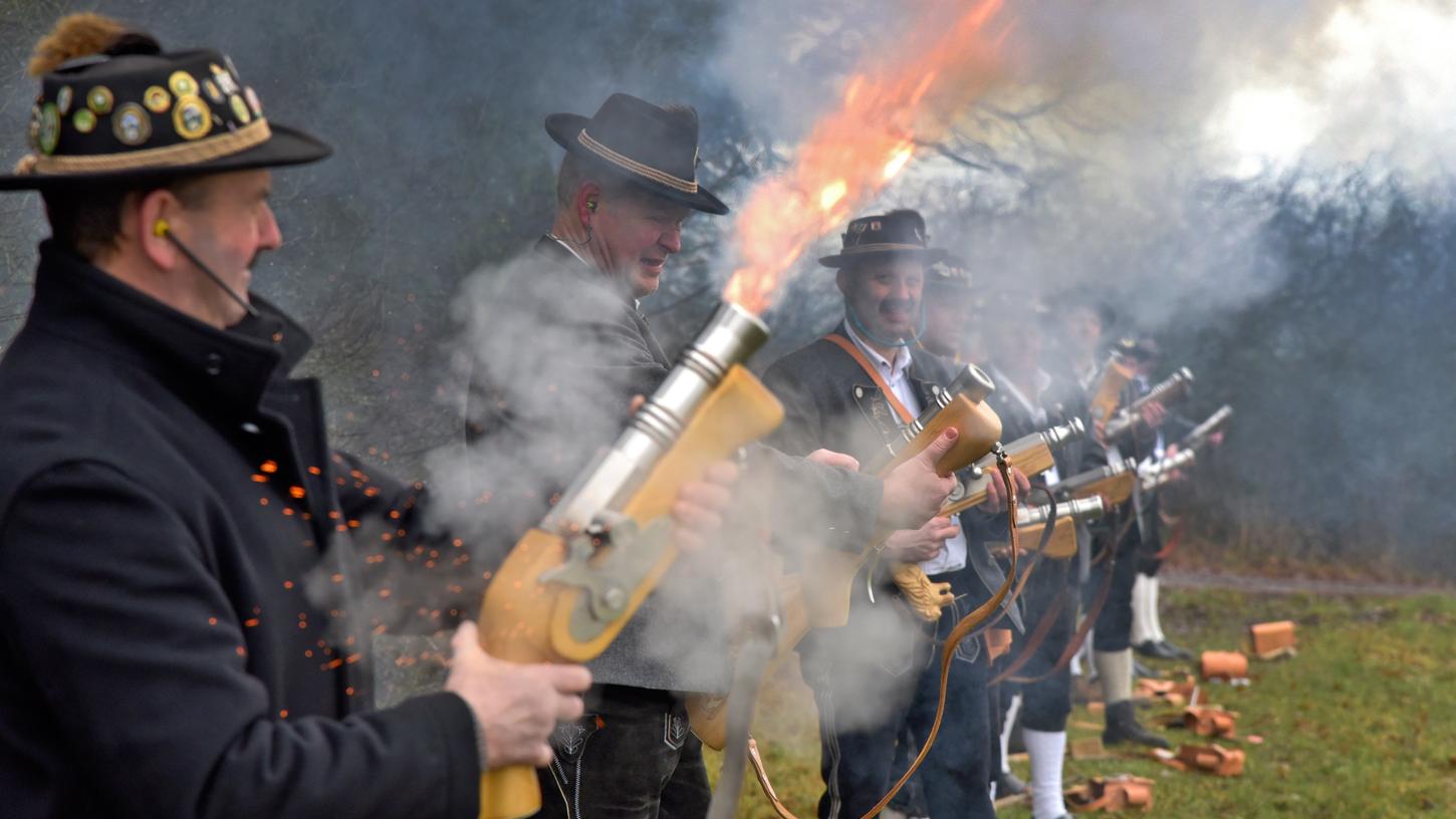 Feuer frei! Die Böllerschützen der Tannenwaldschützen haben am Buchberg das neue Jahr begrüßt.