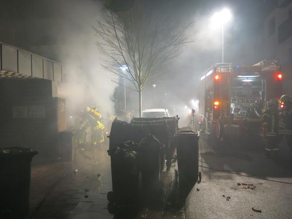 In Lauf a. d. Pegnitz gerieten insgesamt zehn Behältnisse in einem Müllunterstand in Flammen.