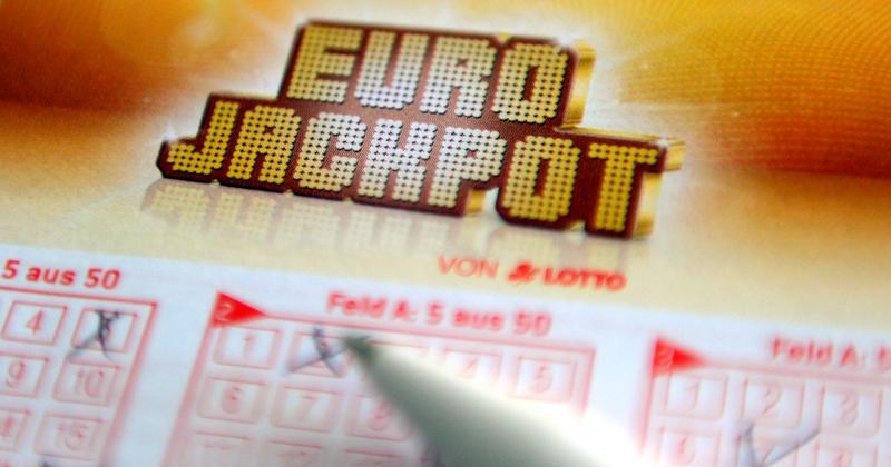 Ein Oberpfälzer hat beim Lottospielen knapp eine Million Euro gewonnen, sich jedoch erst nach sechs Wochen gemeldet.